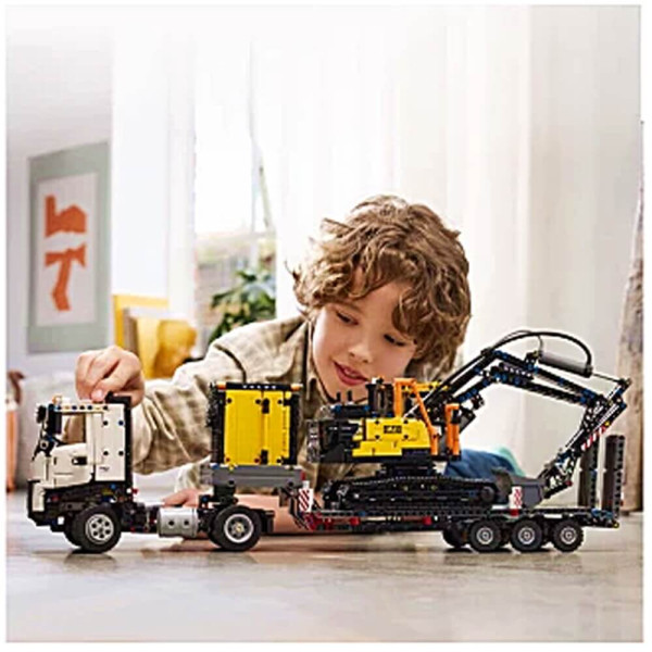 Авто-конструктор LEGO Technic Вантажівка Volvo FMX та електричний екскаватор EC230 (42175)